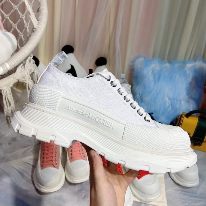 👟👟Ex-factory price 480👟👟Mc Queen McQueen’s new couple shoes! 2023ss spring model first release‼ ️‼ ️Young ladies who are fashion representatives must be in the forefront of fashion! The unique personality of the shoes adds full charm, and the shoes are super stylish. ⚠The uppers are made of customized original canvas. The color is warm and moist. 🔸The inner padding is made of imported goatskin. Full of flexibility! The round toe design allows the toes to be completely released🥰 Get rid of the original pressure of shoes! 🔸The outsole adopts the original molded vacuum outsole. The process of combining several layers of outsole is complicated. Super light and super comfortable! Super affordable ❤️ 🔸 🔸Size: 35-44 men’s and women’s sizes. The latest counter packaging low top